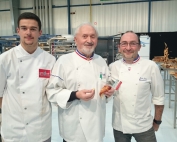 Yves Thuries entouré de Aymeric, vainqueur du concours, et Jean-Luc Beauhaire